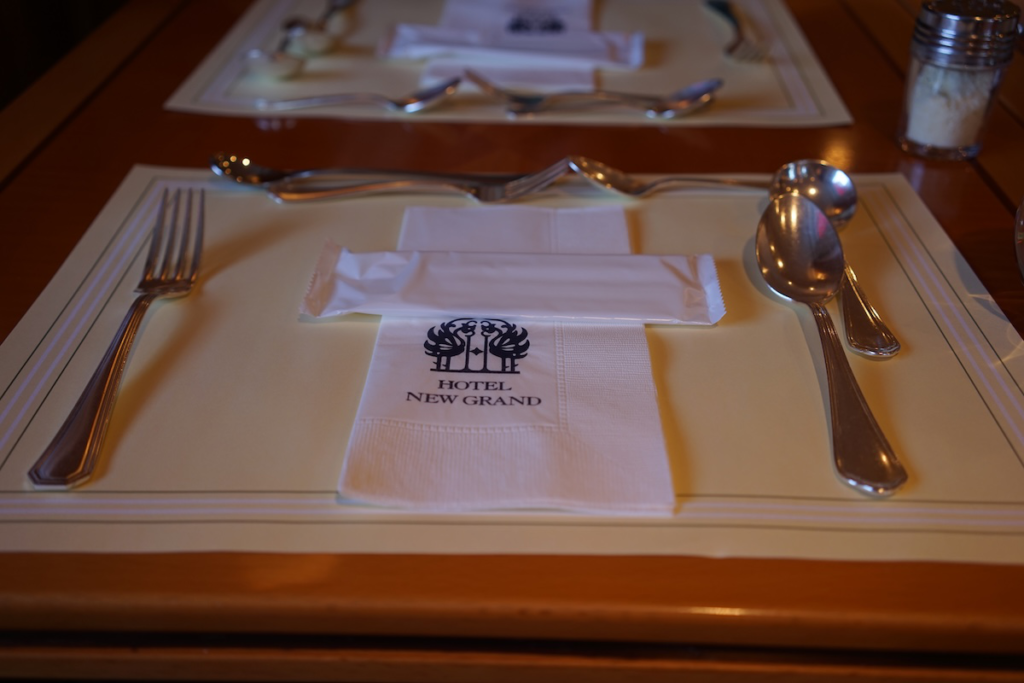 コーヒーハウス「ザ・カフェ」の席にて