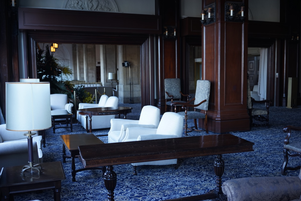 本館に置かれたソファ