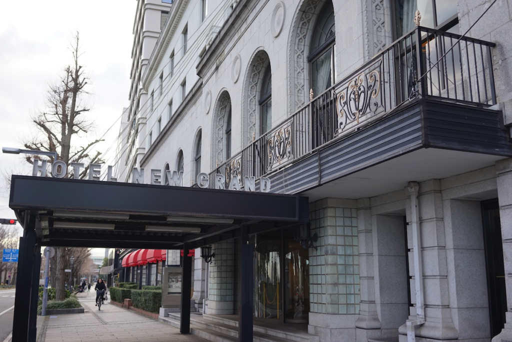 ホテルニューグランド本館にホテルの文字が見える
