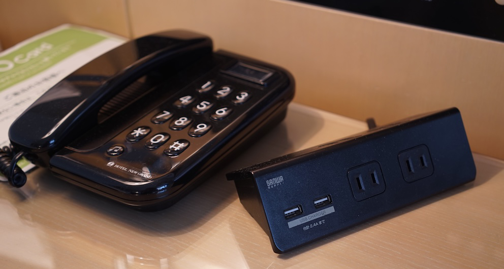 電話の横に差し込み口が多いコンセント