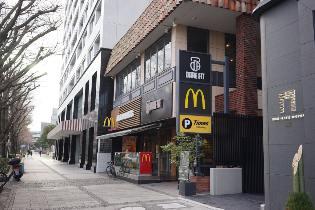 ホテル近くにあるマクドナルド
