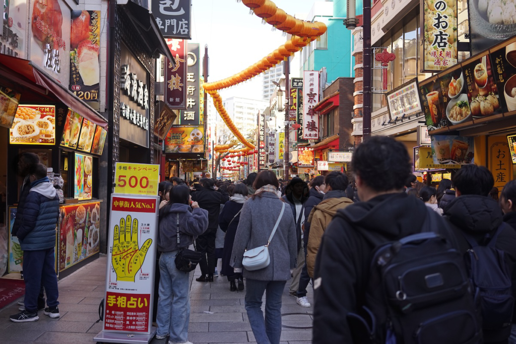 人がいっぱいの中華街の道