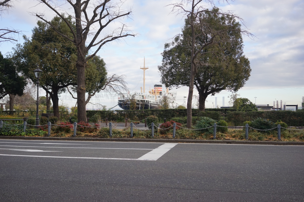 山下公園に氷川丸が見える